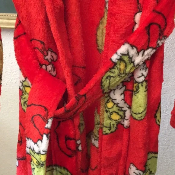 Grinch Robe - Picture 3 of 7
